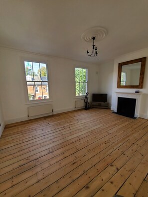 Interior - Long Term Let near Cafes, Bars, Restaurants in West Hampstead (London)