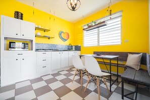 ثلاجة، ميكروويف، موقد طهي مسطح، ماكينة لصنع القهوة/الشاي