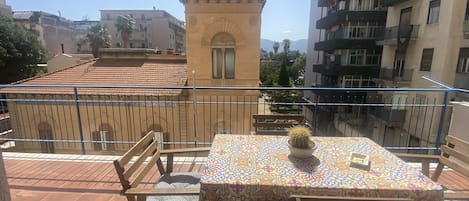 تناول الطعام بالخارج