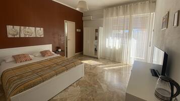 3 camere, una scrivania, ferro/asse da stiro, Wi-Fi gratuito