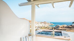 Un balc ón con vistas al mar y a una zona de piscina.