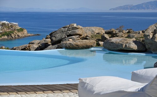 PARAGA SEA VIEW VILLA 1 WALKING DISTANCE to BEACH
 by Calypso Sunset Villas