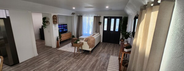 Smart TV, fireplace, books, stereo