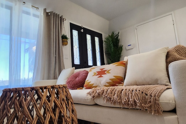 Televisor intel·ligent, llar de foc, llibres i estèreo