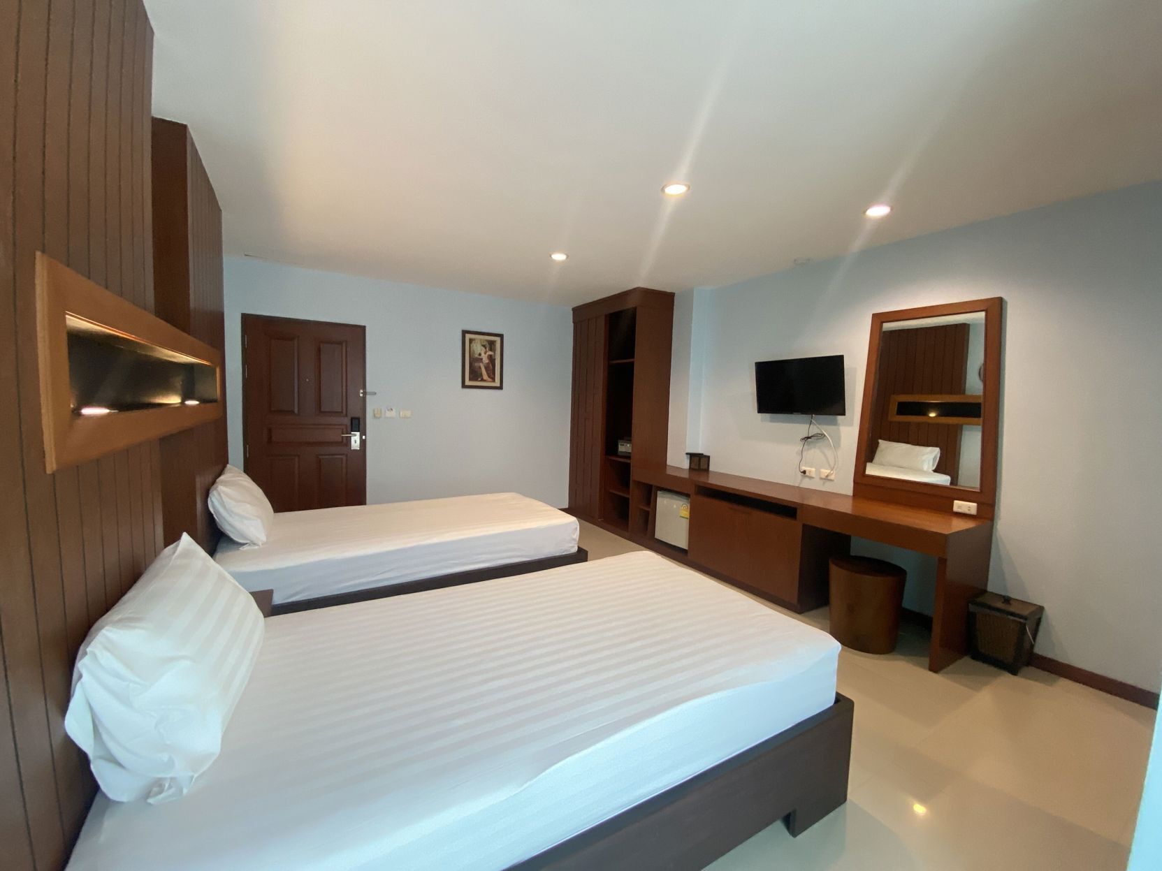 Minibar, bureau, accès au Wi-Fi (inclus), literie fournie