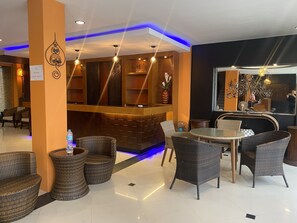 Lobby sitting area - Cocoon Deva Hotel (Patong)