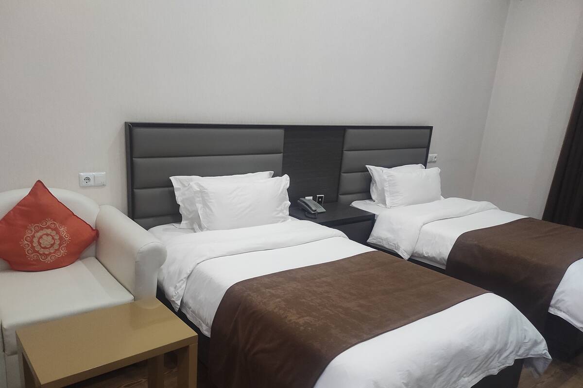 Caja de seguridad en la habitación, cortinas blackout y insonorización