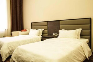 Caja de seguridad en la habitación, cortinas blackout y insonorización 