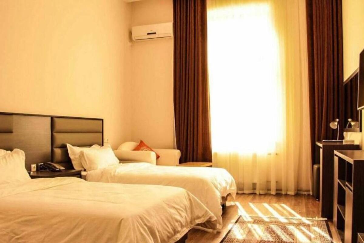 Habitación superior con 2 camas individuales | Caja de seguridad en la habitación, cortinas blackout y insonorización