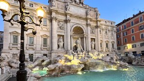 The Trevi Fountain with a clear view of the Baroque architecture and the surrounding buildings. - Martina Suites (Rome)