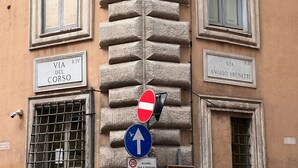 A building facade with street signs, including "VIA DEL CORSO" and "VIA RIVI ANGELO BRUNETTI," and a no-entry sign. - Martina Suites (Rome)
