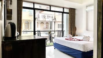 Deluxe-Doppelzimmer, Balkon | Minibar, individuell dekoriert, individuell eingerichtet, Schreibtisch