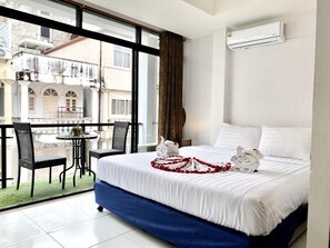 Minibar, decoración personalizada, muebles diferentes y escritorio 