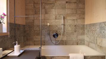 Badewanne, Haartrockner, Handtücher