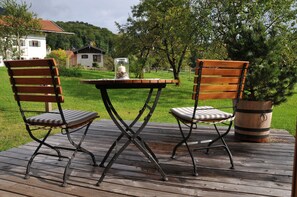 Outdoor dining - Chalet Hollerhäusl, whole house, 50 sqm for 2-4 persons, living area with kitchenette and gallery (Unterwössen)
