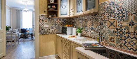 Kylskåp, mikrovågsugn, kaffe- och tebryggare och vattenkokare