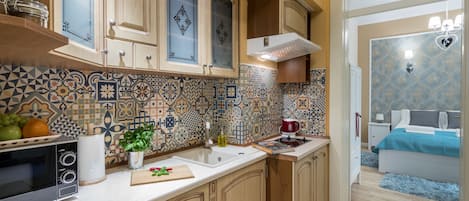 Kühlschrank, Mikrowelle, Wasserkocher mit Kaffee-/Teezubehör