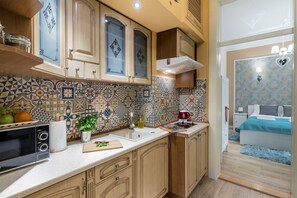 Fridge, microwave, coffee/tea maker, electric kettle - Anno Domini Apartment by Cozyplace (Kraków)