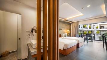 Terrace Twin Suite | Minibar, escritorio y espacio para trabajar con laptop