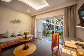 Minibar, escritorio y espacio para trabajar con laptop 