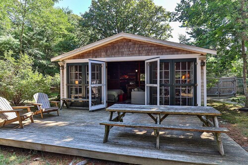 1940s Cottage Stunner Large Studio w/loft feel dog friendly