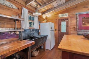 Interior - 1940s Cottage Stunner Large Studio w/loft feel dog friendly (Eastham)