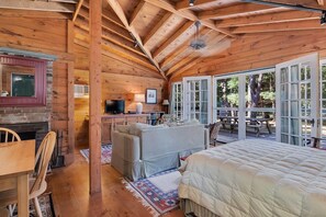 1 bedroom, iron/ironing board, free WiFi, bed sheets - 1940s Cottage Stunner Large Studio w/loft feel dog friendly (Eastham)