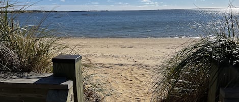 Perto da praia, espreguiçadeiras, toalhas de praia 