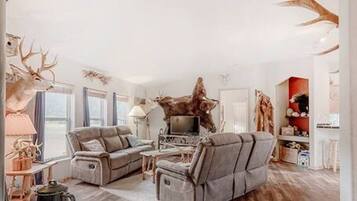 Tv, eldstad och kontor