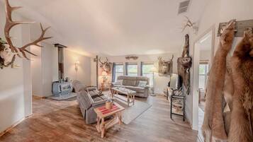 Een televisie, een open haard en een kantoor