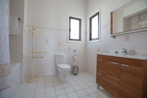 Suihku, hiustenkuivaaja, pyyhkeet