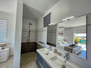 Doccia, asciugacapelli, asciugamani
