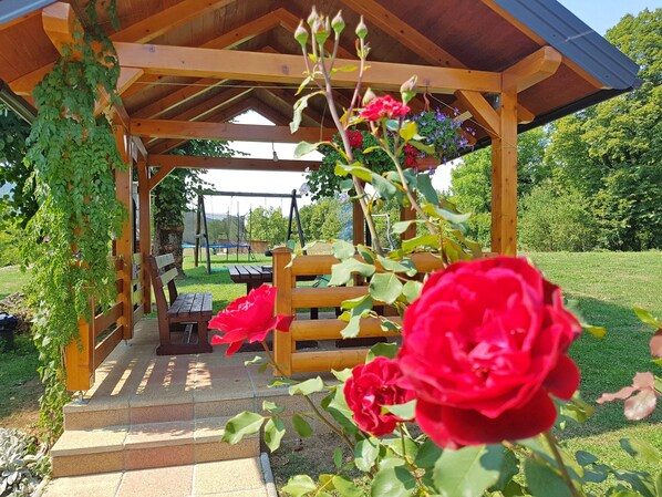 Outdoor dining - Apartments and rooms Dragica, (16216), Selište Drežnicko, hr (Selište Drežnicko)