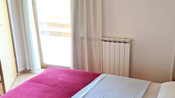 1 多间卧室、上网接入、床单