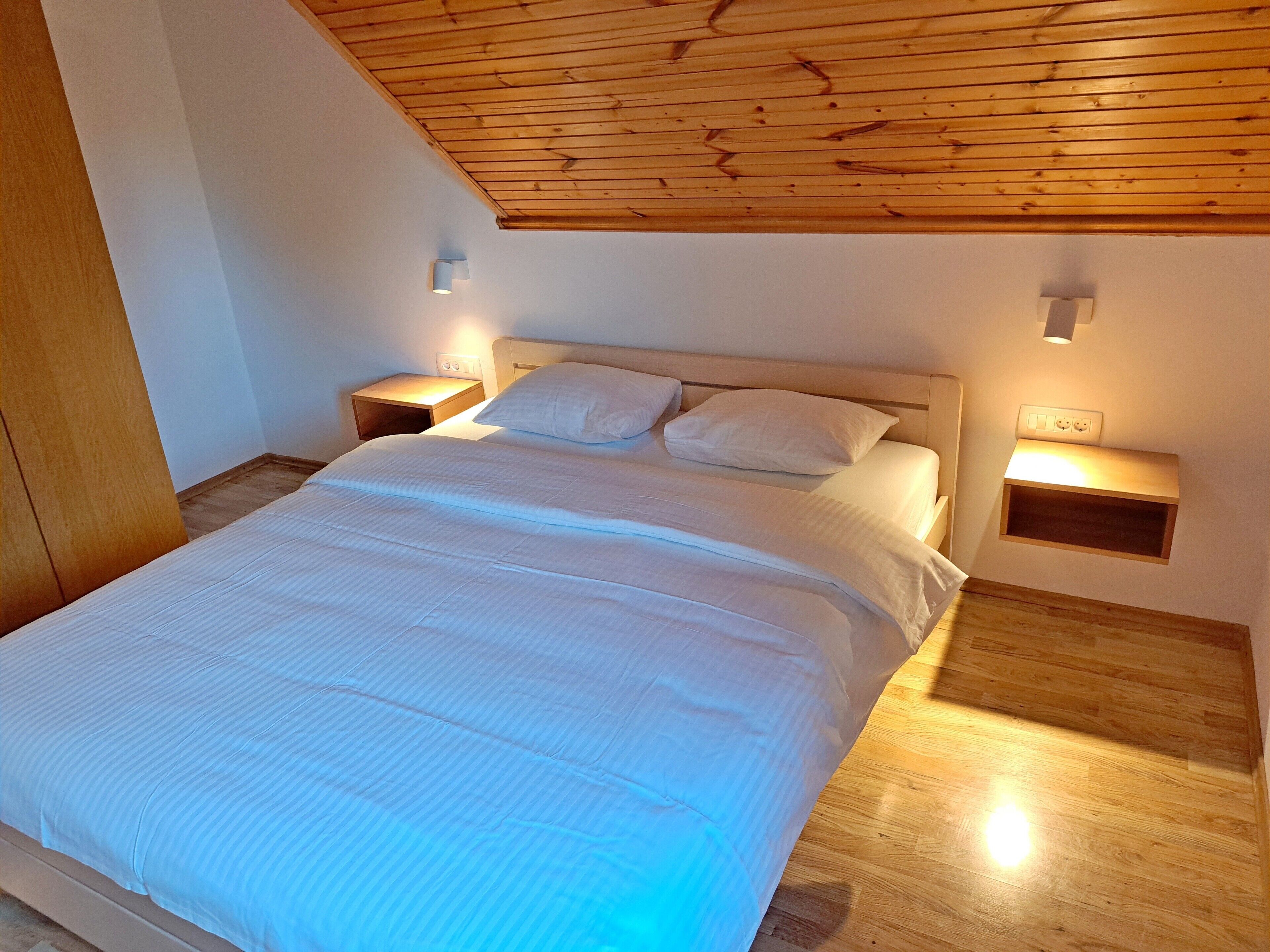 2 bedrooms, internet, bed sheets