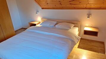 2 bedrooms, internet, bed sheets