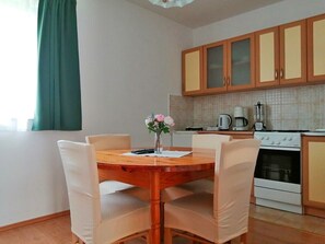 Fridge, oven, toaster, cookware/dishes/utensils
