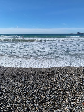 A pebbled beach with waves and a clear sky. - New villa in Fonsainte neighborhood near beach/station, garden, spa, BBQ, private parking (La Ciotat)