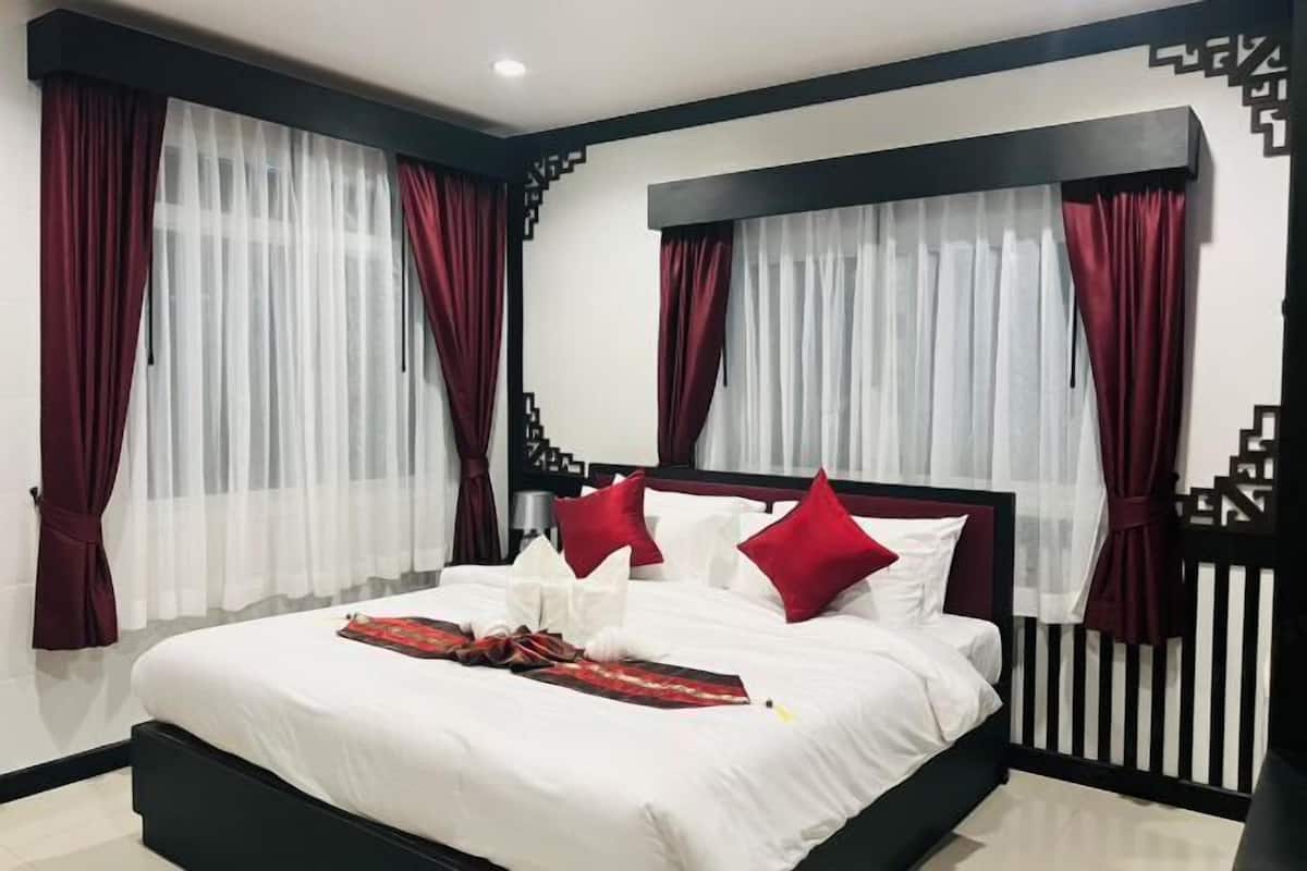 Cofres nos quartos, escrivaninha, espaço de trabalho para notebook