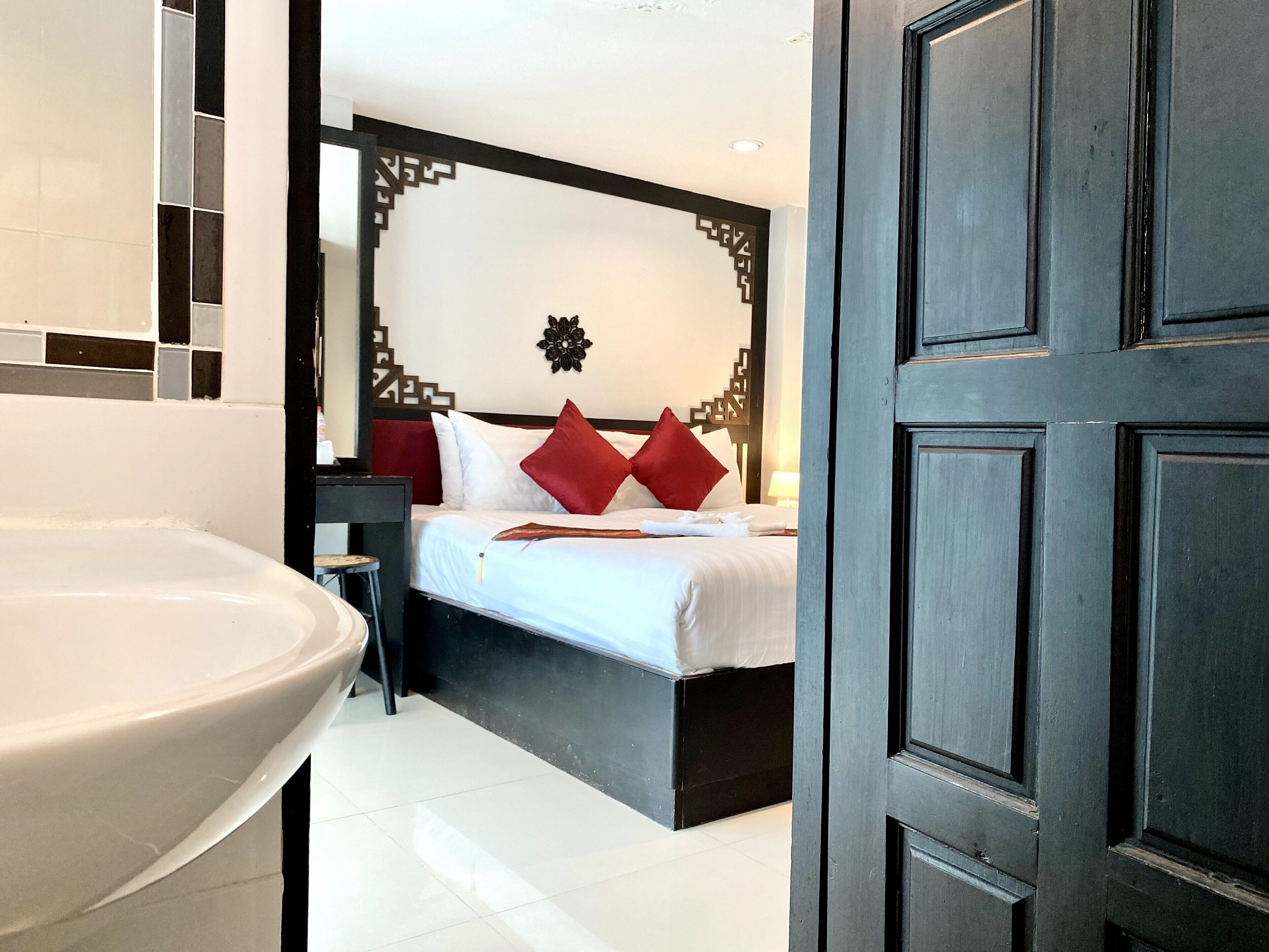 Habitación doble superior | Baño | Ducha, artículos de higiene personal gratuitos y secador de pelo