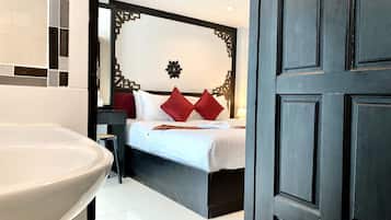 Habitación doble superior | Baño | Ducha, artículos de higiene personal gratuitos y secador de pelo