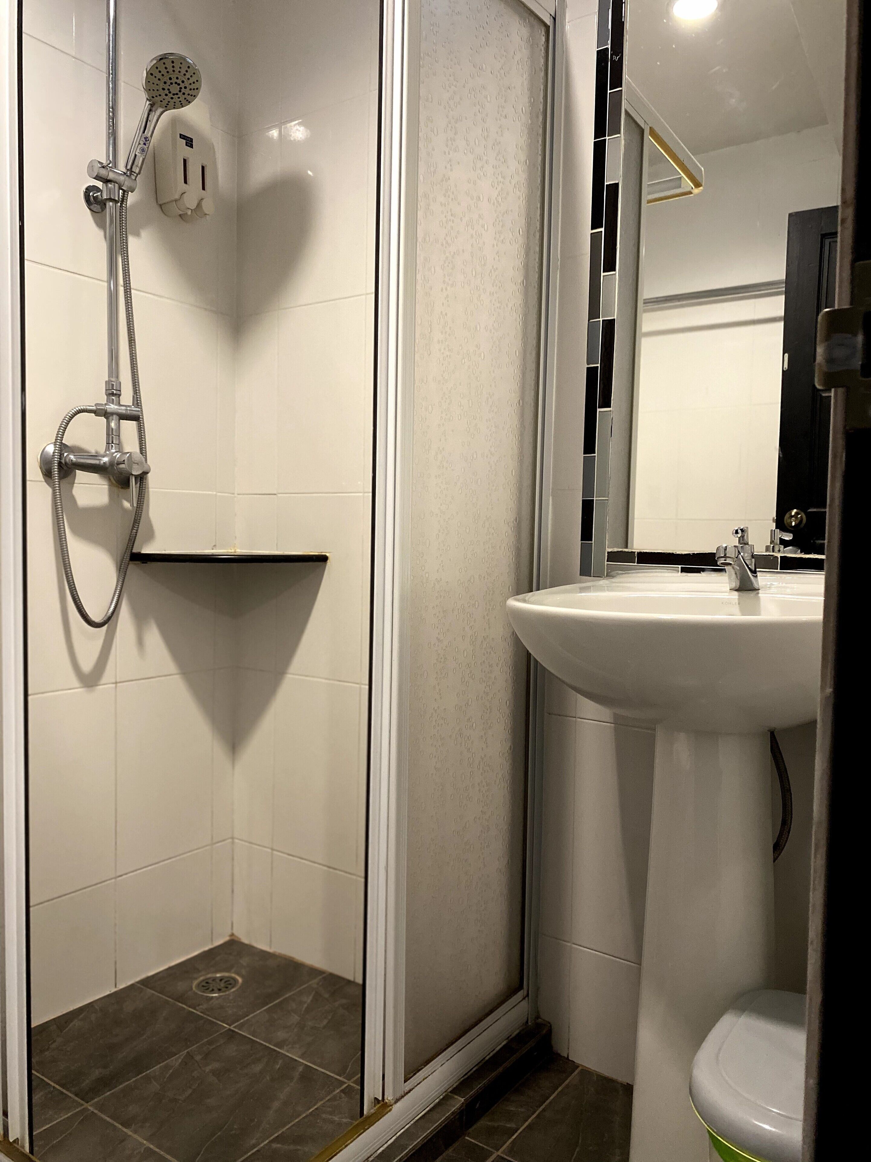 Un baño con ducha, lavamanos e inodoro.