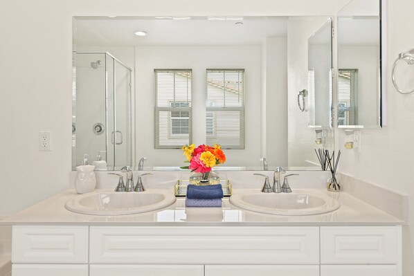 Combined shower/bathtub, bidet