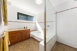 Bathtub, towels, soap - Walk to Beach! Amazing Outdoor Entertainment Area with Pool & Firepit ! (Maroochydore)