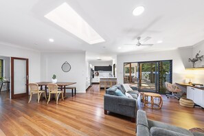 Smart TV, ping pong, books, stereo - Walk to Beach! Amazing Outdoor Area with Pool, 1/2 Pipe & Firepit ! (Maroochydore)