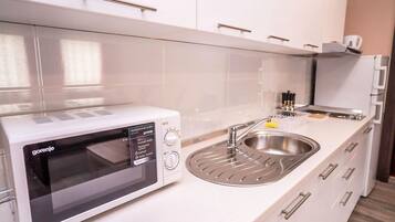 Frigorifero, microonde, pentole/stoviglie/utensili