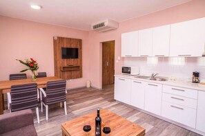 Fridge, microwave, cookware/dishes/utensils - Apartments and rooms Danijel, (16387), Vrelo Korenicko, hr (Vrelo Korenicko)