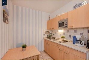 Kühlschrank, Mikrowelle, Herdplatte, Wasserkocher mit Kaffee-/Teezubehör