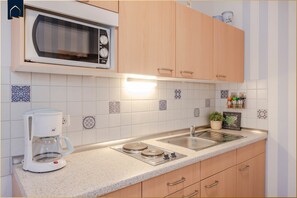 ثلاجة، ميكروويف، فرن، موقد طهي مسطح