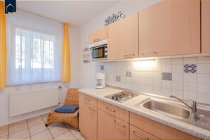 Jääkaappi, mikroaaltouuni, uuni, liesi